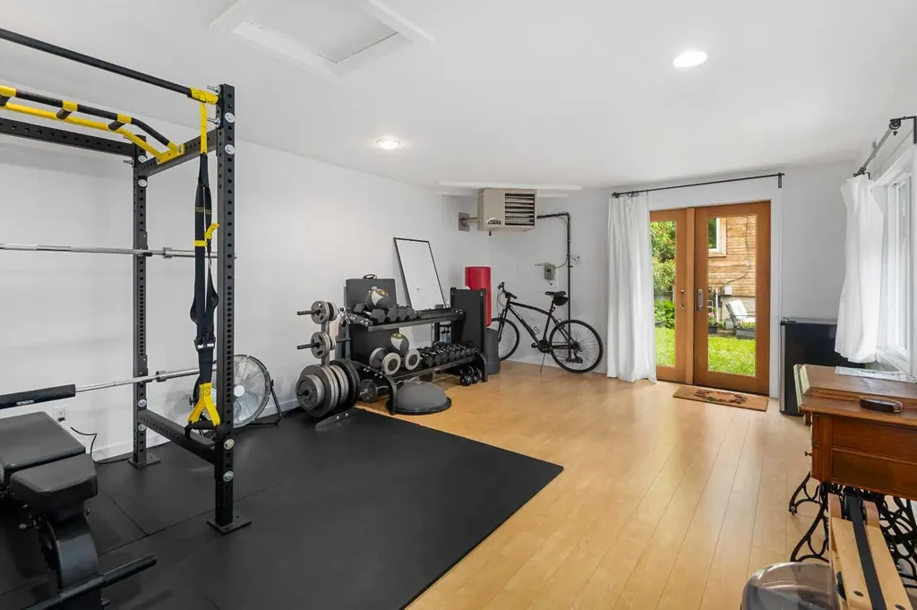 2521 16a Street NW Calgary AB T2M 3R5