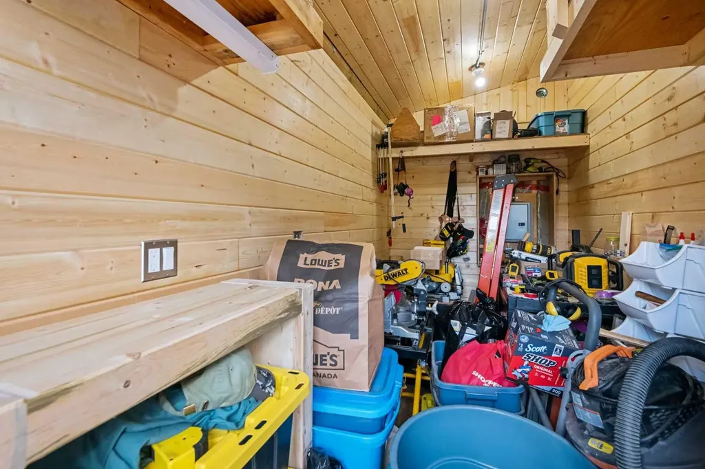 2521 16a Street NW Calgary AB T2M 3R5