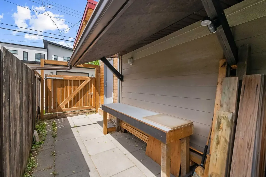 2521 16a Street NW Calgary AB T2M 3R5