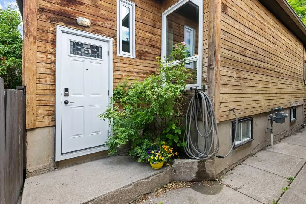 2521 16a Street NW Calgary AB T2M 3R5