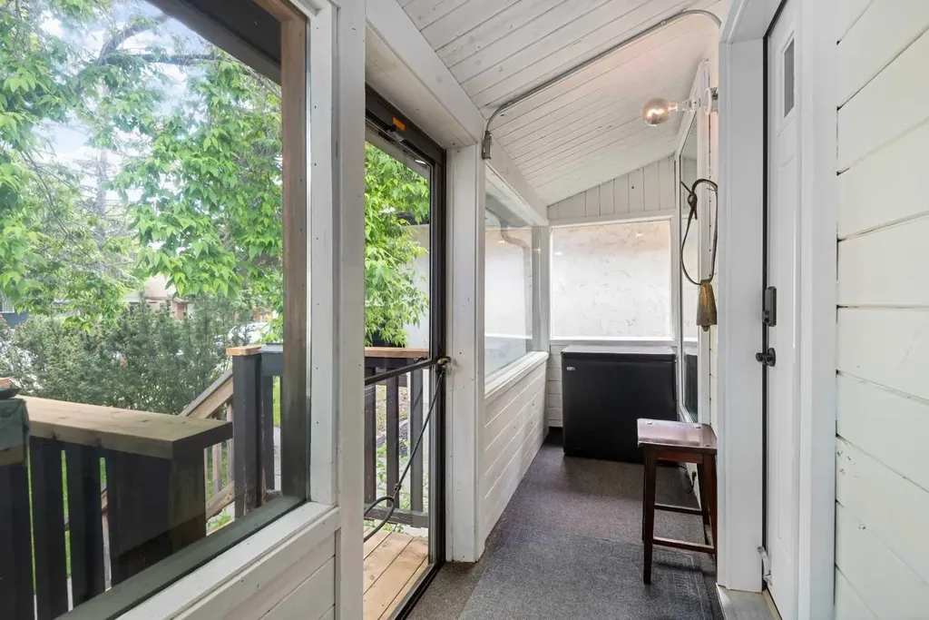 2521 16a Street NW Calgary AB T2M 3R5