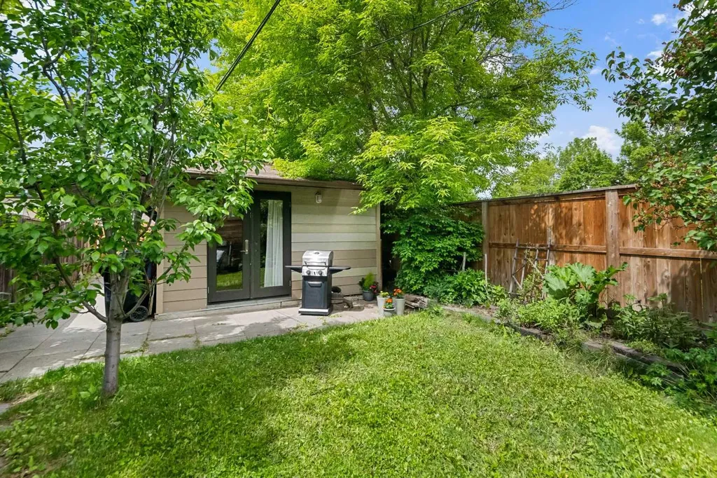 2521 16a Street NW Calgary AB T2M 3R5