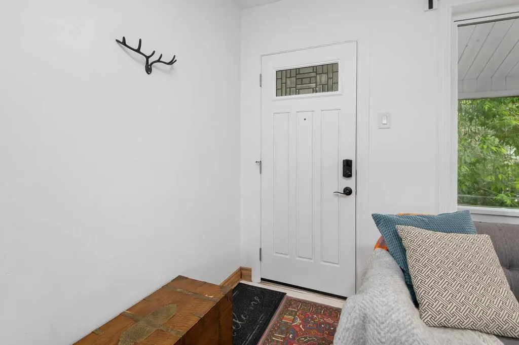 2521 16a Street NW Calgary AB T2M 3R5