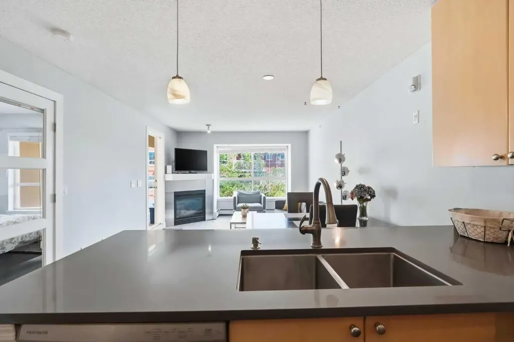 25 Richard Place SW Calgary AB T3E 7N1