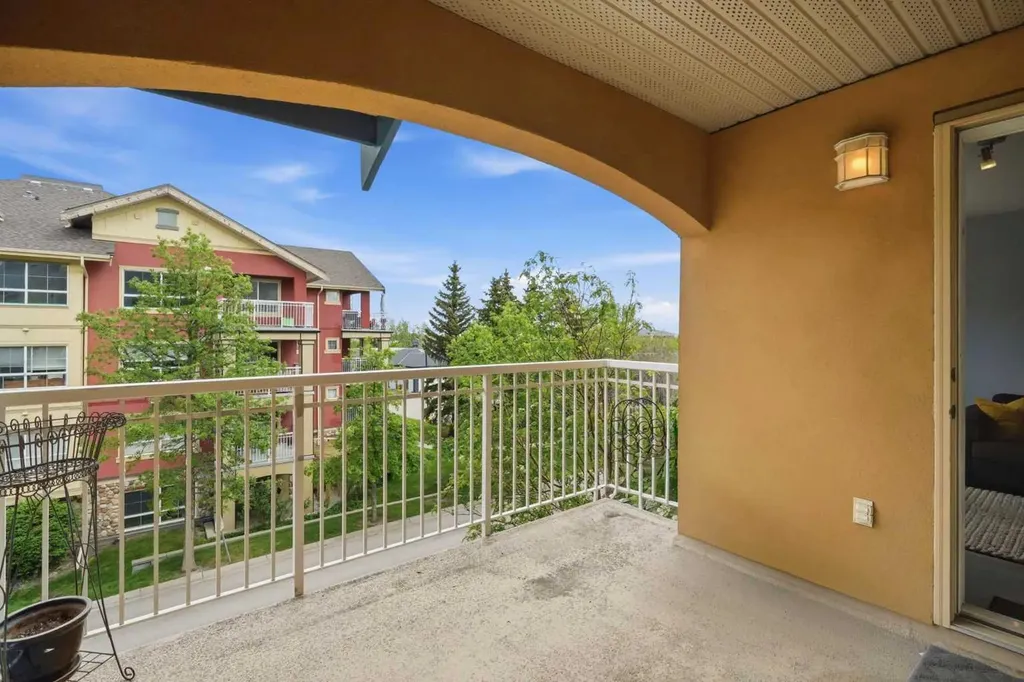 25 Richard Place SW Calgary AB T3E 7N1