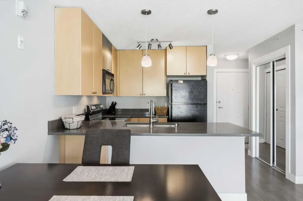 25 Richard Place SW Calgary AB T3E 7N1