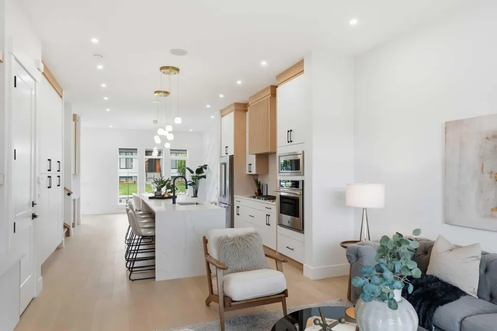 4537 21 Avenue NW Calgary AB T3B 0W3