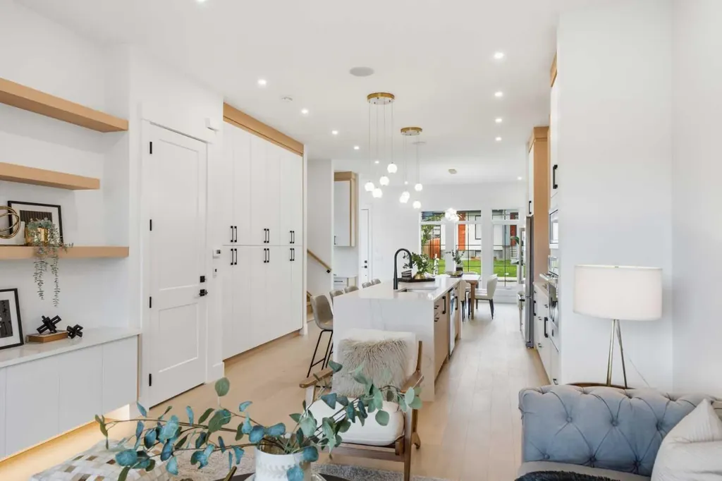 4537 21 Avenue NW Calgary AB T3B 0W3
