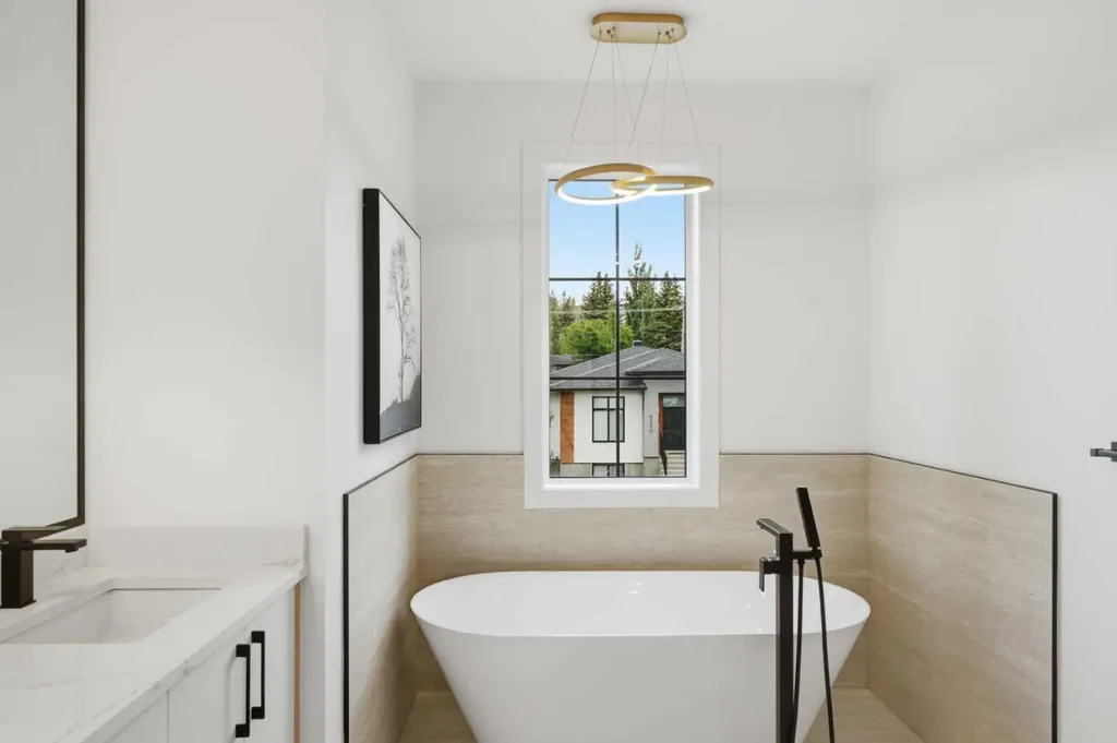 4537 21 Avenue NW Calgary AB T3B 0W3