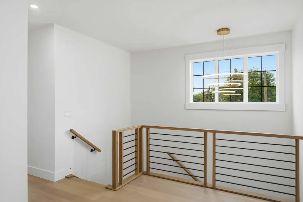 4537 21 Avenue NW Calgary AB T3B 0W3