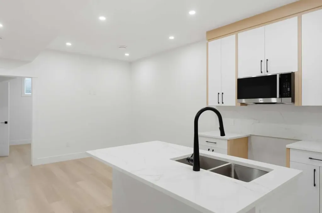 4537 21 Avenue NW Calgary AB T3B 0W3