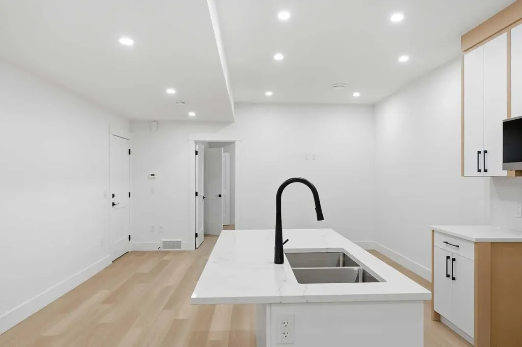4537 21 Avenue NW Calgary AB T3B 0W3