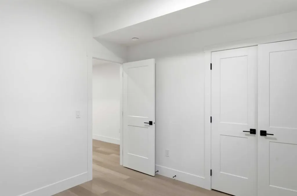 4537 21 Avenue NW Calgary AB T3B 0W3