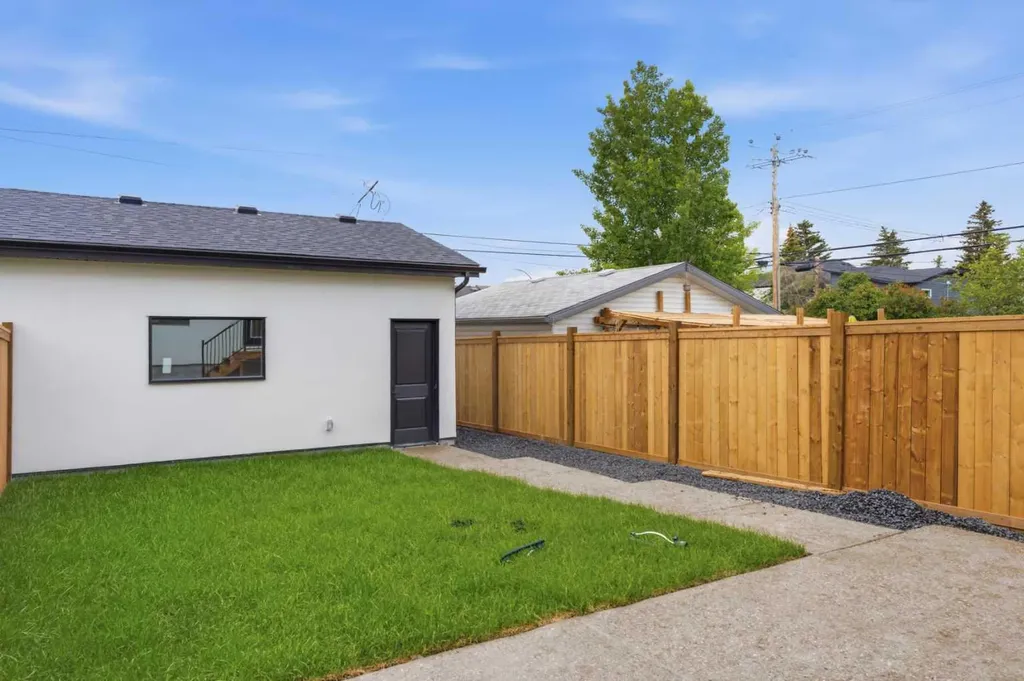 4537 21 Avenue NW Calgary AB T3B 0W3