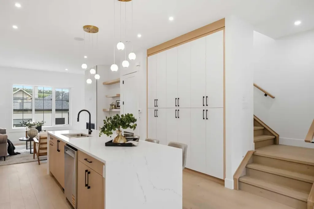 4537 21 Avenue NW Calgary AB T3B 0W3