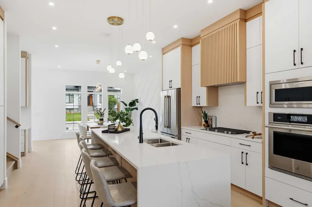 4537 21 Avenue NW Calgary AB T3B 0W3
