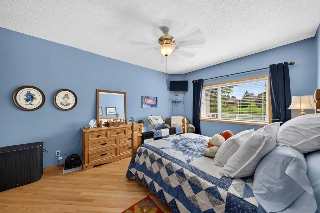 37 Scimitar Heath NW Calgary AB T3L 2E1