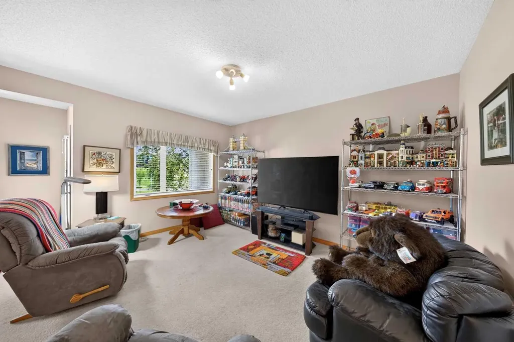 37 Scimitar Heath NW Calgary AB T3L 2E1