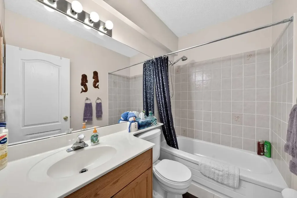 37 Scimitar Heath NW Calgary AB T3L 2E1