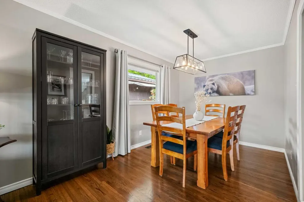 1124 Lake Wapta Way SE Calgary AB T2J 2N7