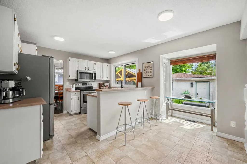 1124 Lake Wapta Way SE Calgary AB T2J 2N7
