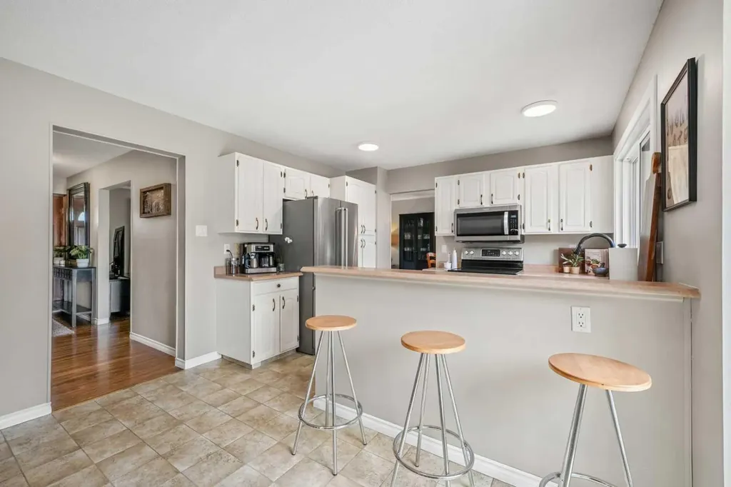 1124 Lake Wapta Way SE Calgary AB T2J 2N7