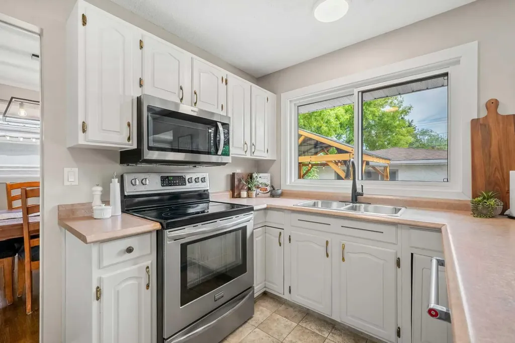 1124 Lake Wapta Way SE Calgary AB T2J 2N7