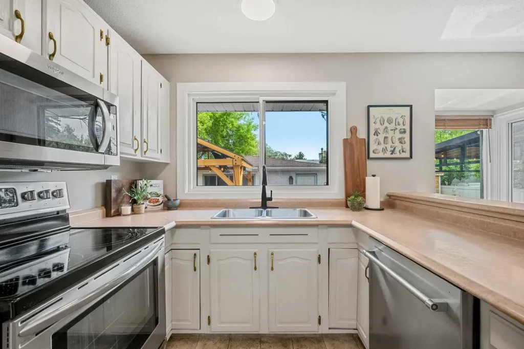 1124 Lake Wapta Way SE Calgary AB T2J 2N7