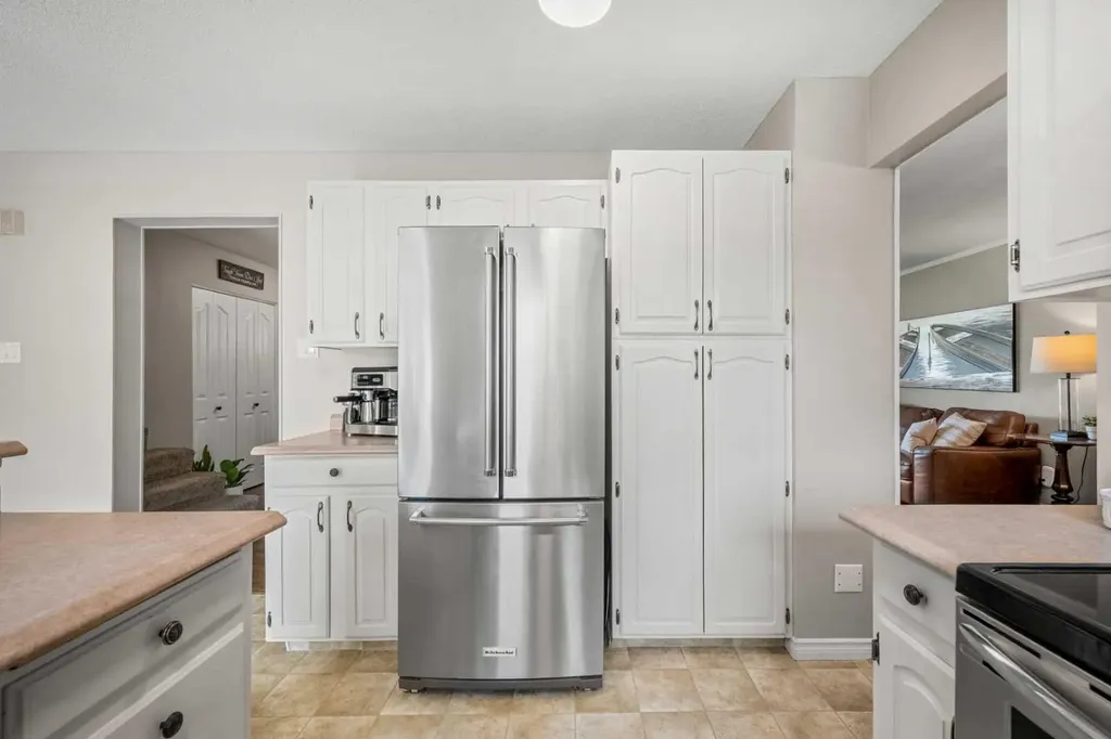 1124 Lake Wapta Way SE Calgary AB T2J 2N7