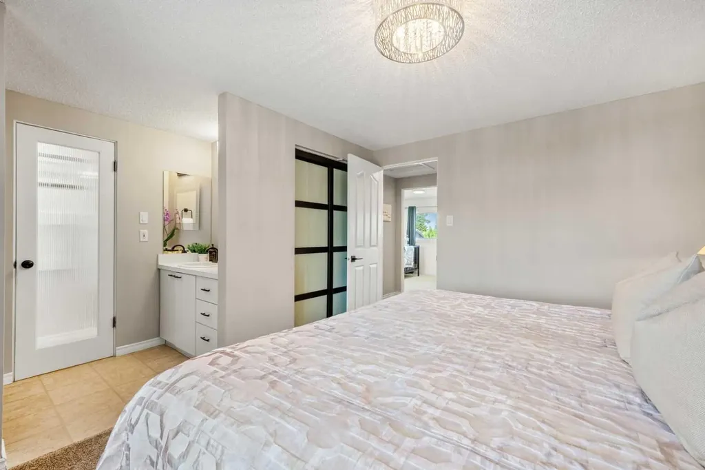 1124 Lake Wapta Way SE Calgary AB T2J 2N7
