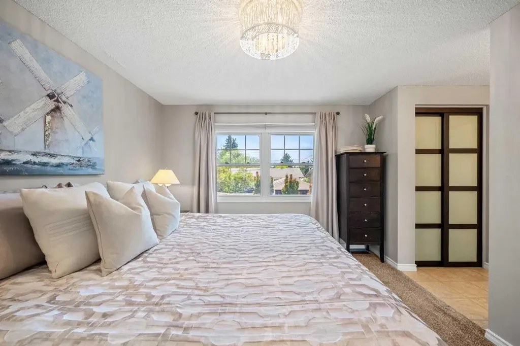 1124 Lake Wapta Way SE Calgary AB T2J 2N7