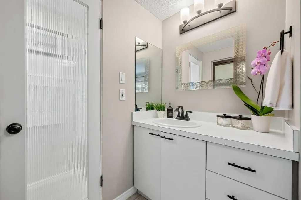 1124 Lake Wapta Way SE Calgary AB T2J 2N7