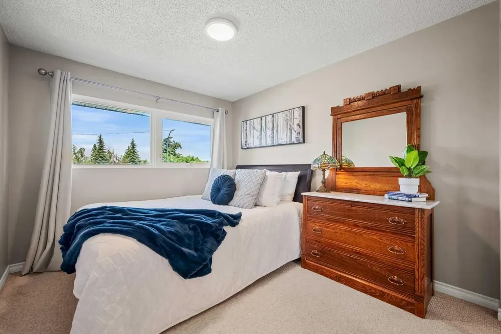 1124 Lake Wapta Way SE Calgary AB T2J 2N7