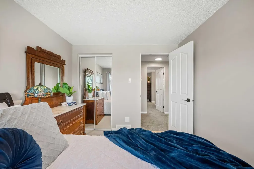 1124 Lake Wapta Way SE Calgary AB T2J 2N7