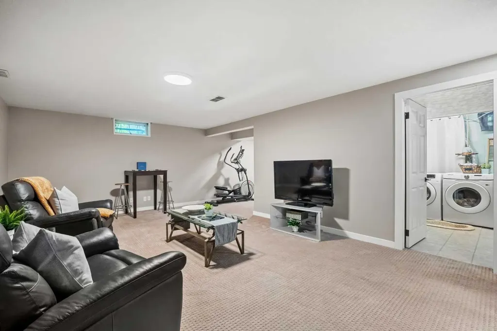 1124 Lake Wapta Way SE Calgary AB T2J 2N7