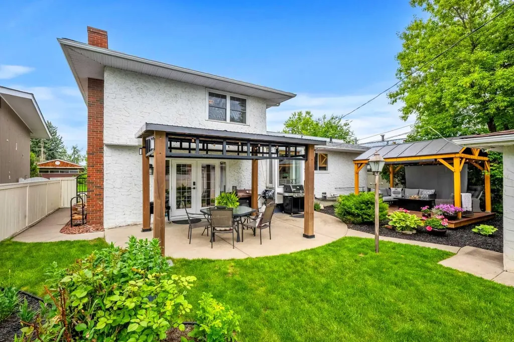 1124 Lake Wapta Way SE Calgary AB T2J 2N7