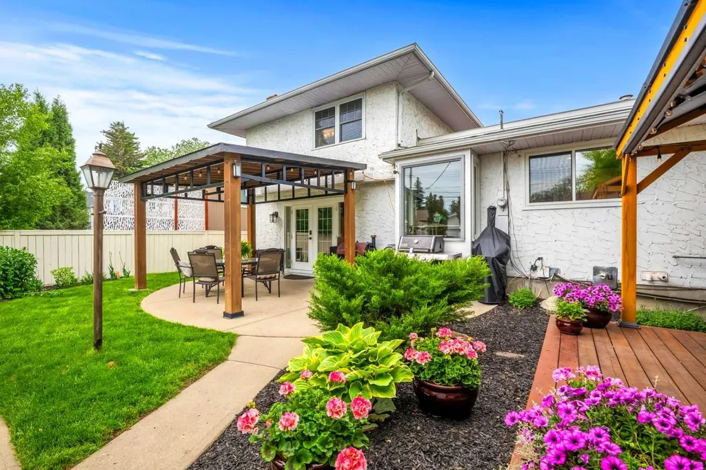 1124 Lake Wapta Way SE Calgary AB T2J 2N7