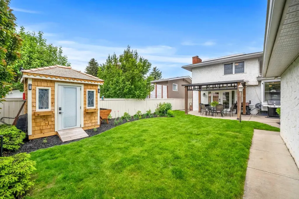 1124 Lake Wapta Way SE Calgary AB T2J 2N7