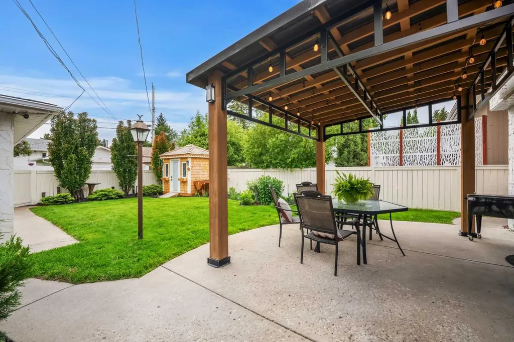 1124 Lake Wapta Way SE Calgary AB T2J 2N7