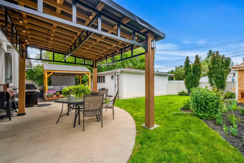 1124 Lake Wapta Way SE Calgary AB T2J 2N7