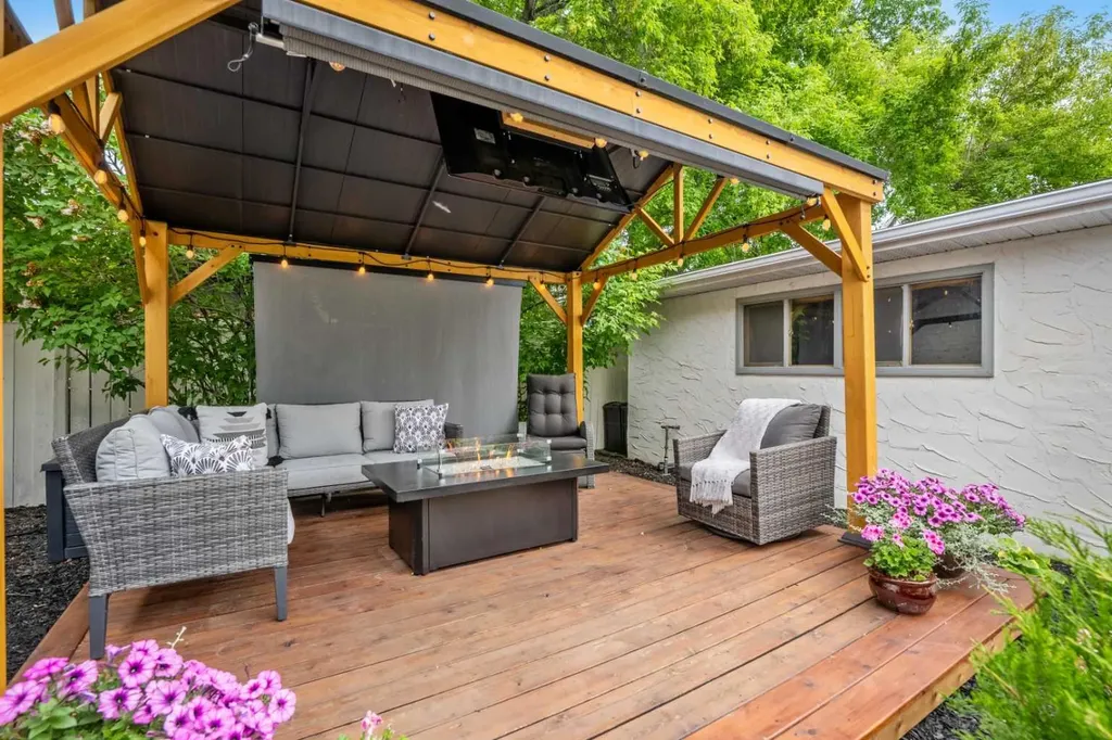 1124 Lake Wapta Way SE Calgary AB T2J 2N7