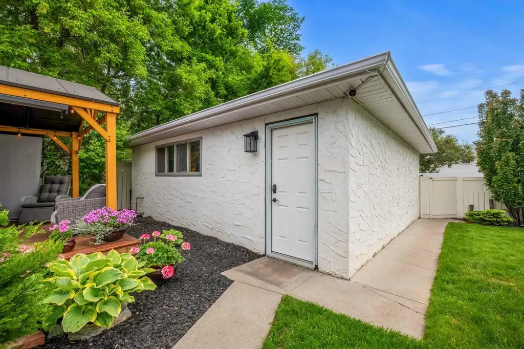 1124 Lake Wapta Way SE Calgary AB T2J 2N7