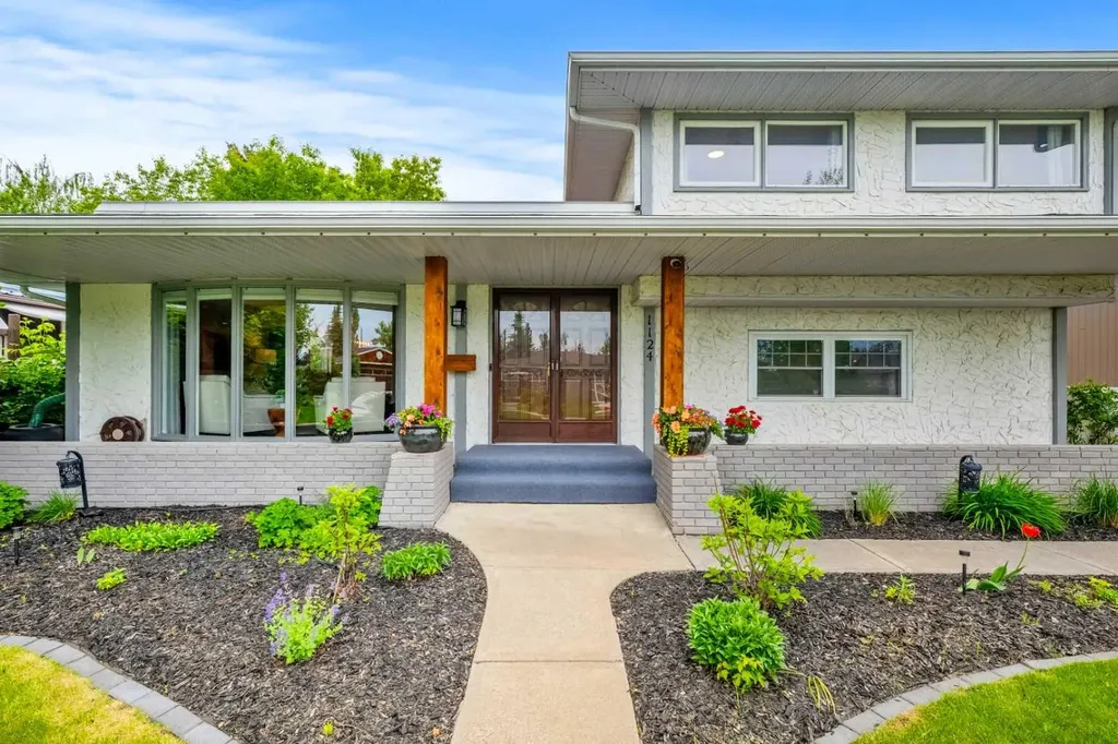 1124 Lake Wapta Way SE Calgary AB T2J 2N7