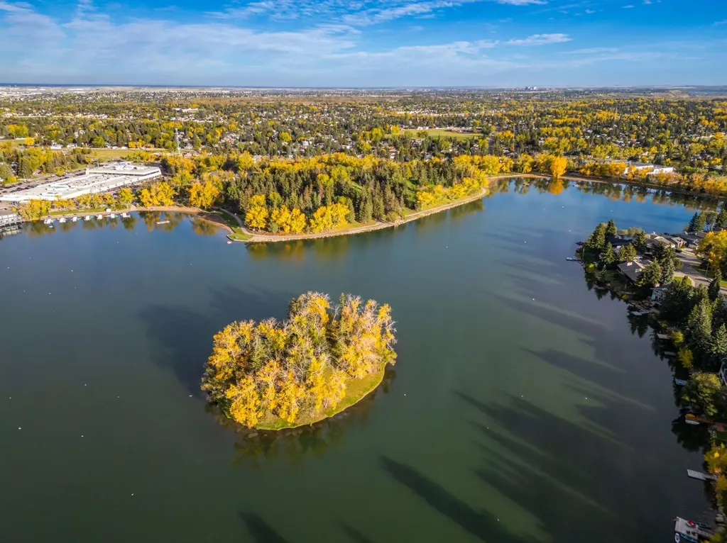 1124 Lake Wapta Way SE Calgary AB T2J 2N7