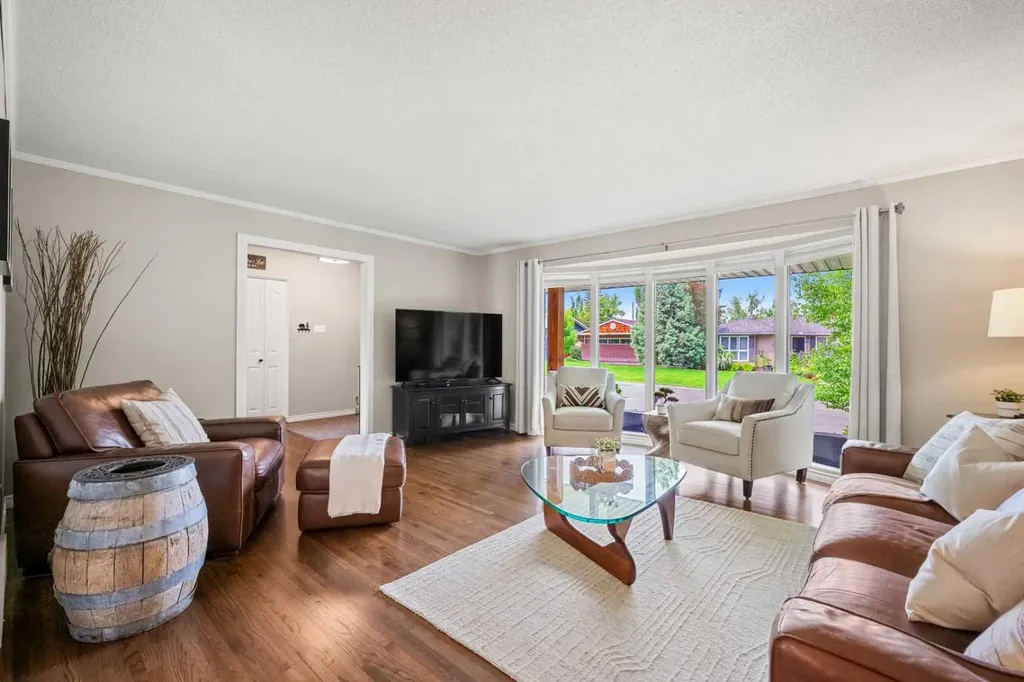1124 Lake Wapta Way SE Calgary AB T2J 2N7