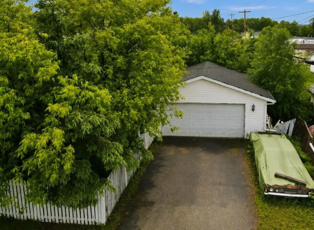 8 Street Fox Creek AB T0H 3Z0