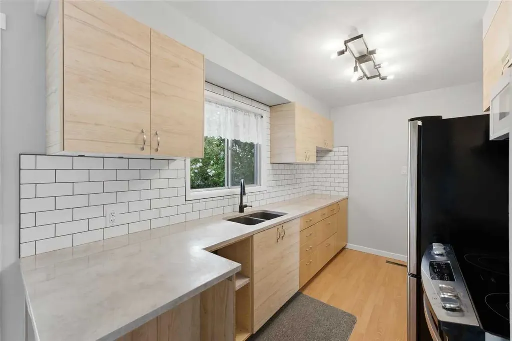 4408 8 Avenue SW Calgary AB T3C 0G7