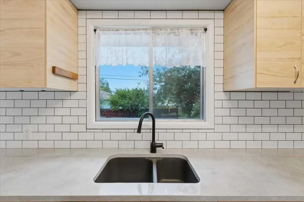 4408 8 Avenue SW Calgary AB T3C 0G7
