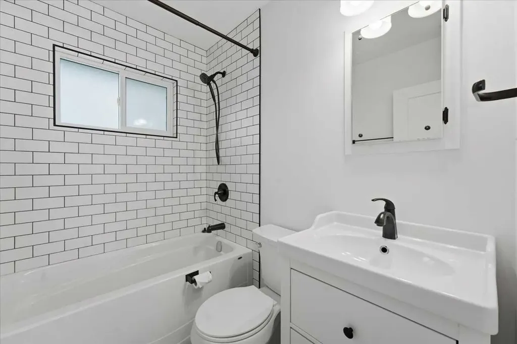 4408 8 Avenue SW Calgary AB T3C 0G7