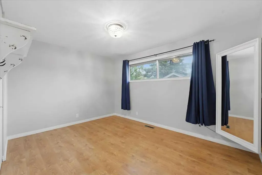 4408 8 Avenue SW Calgary AB T3C 0G7
